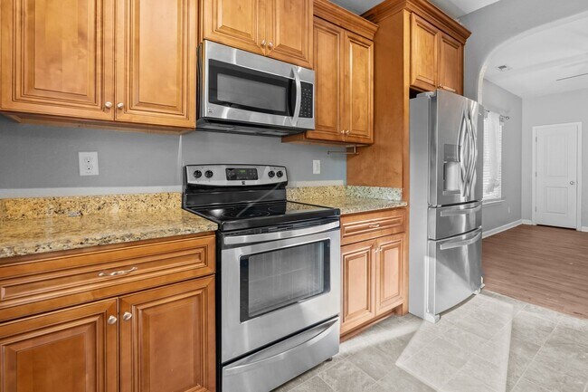 Foto del edificio - Spacious 4-Bedroom Home with First-Floor S...
