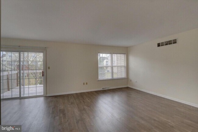 Building Photo - 246 Northdown Dr