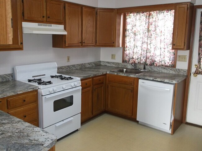 Building Photo - 121-157 Wycliffe Dr