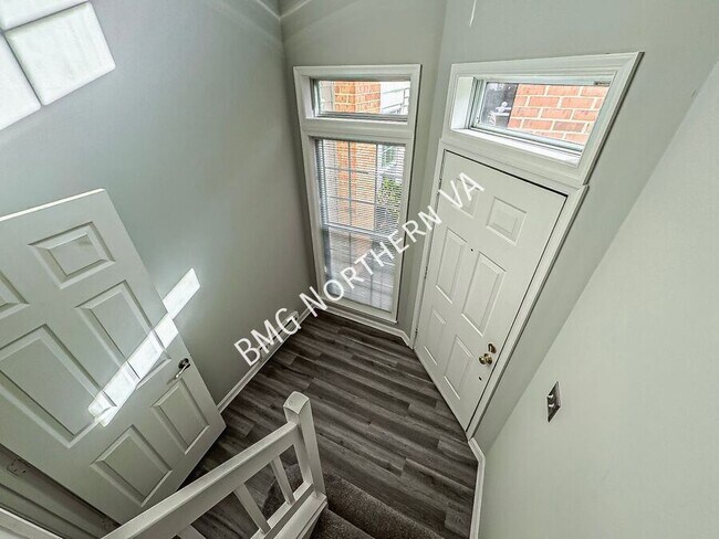 Foto del edificio - 6956 Ellingham Cir