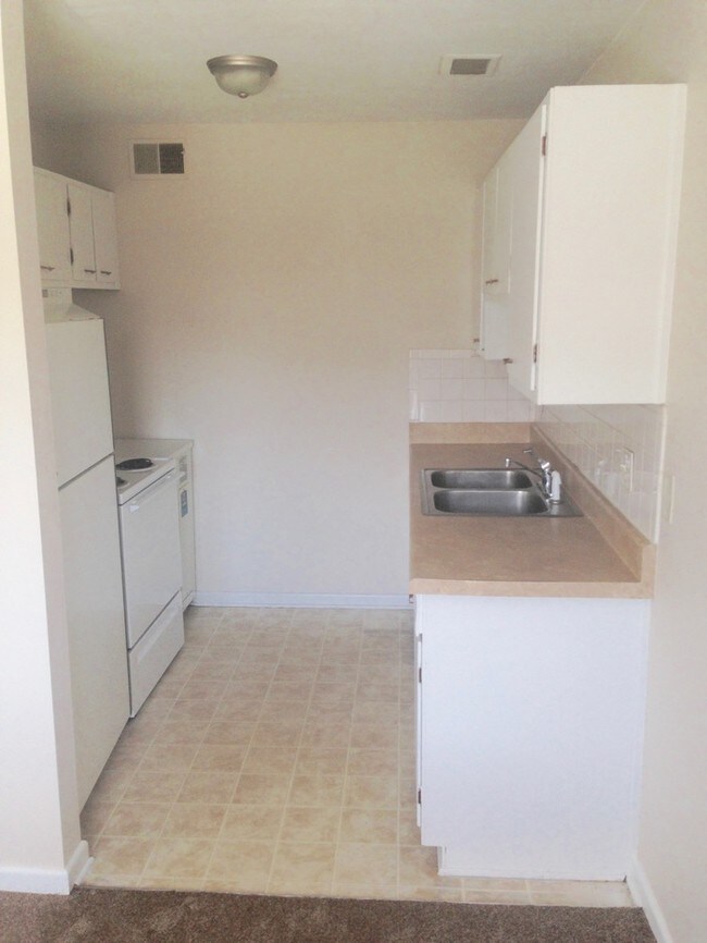 Building Photo - SPACIOUS 2 BEDROOM 1 BATH IN CHESAPEAKE!