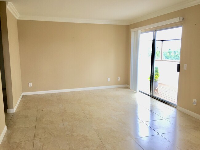 Living Room - 918 S Rancho Santa Fe Rd