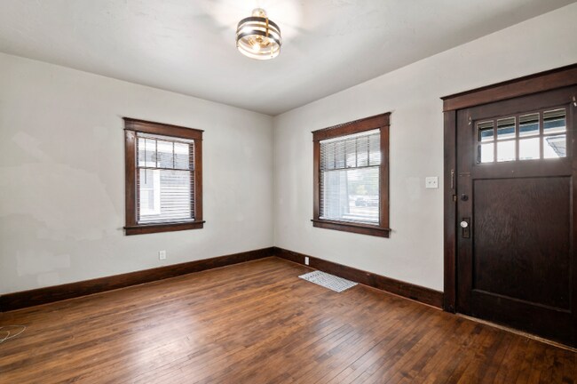 Building Photo - 1100 Shawano Ave