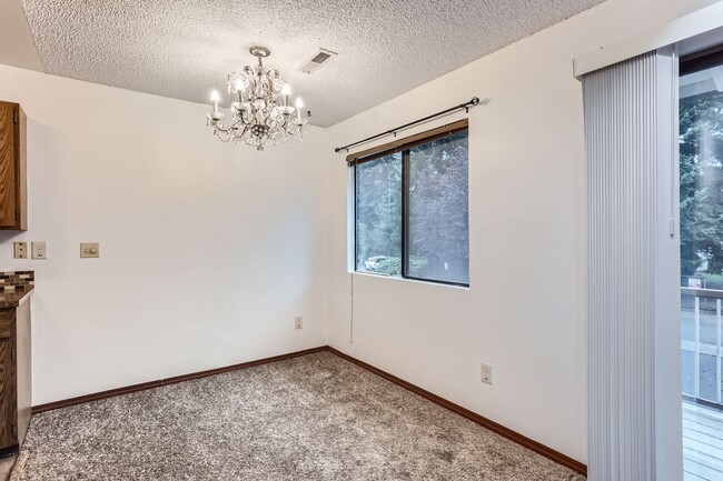 Building Photo - Affordable and Updated 2 Bed 1 Bath Kirkla...