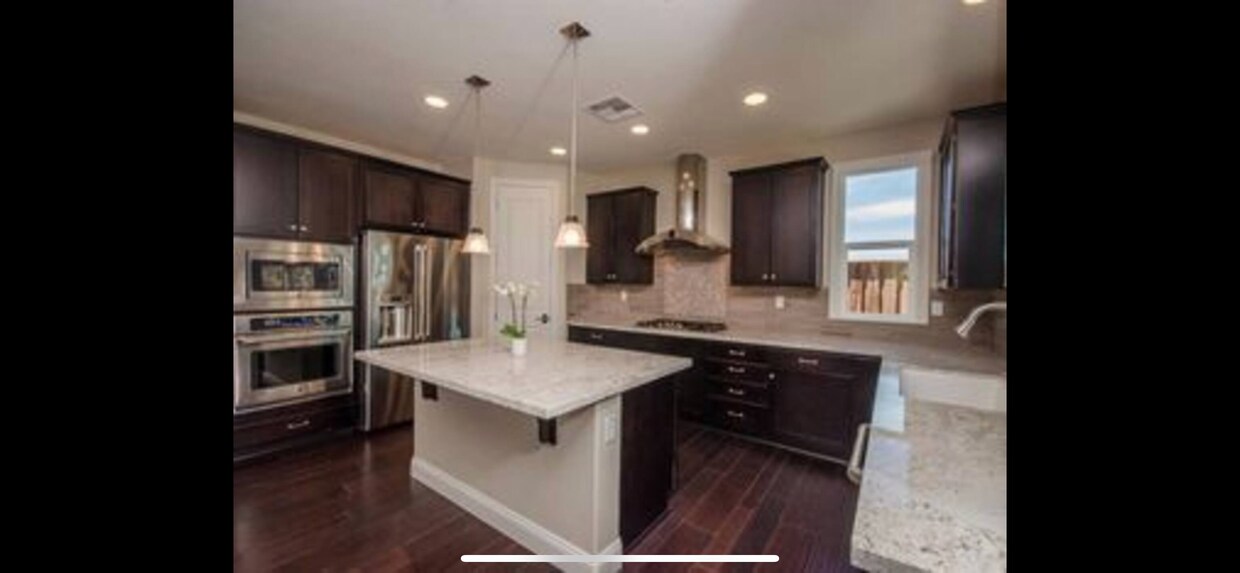 Building Photo - 708 Saratoga Dr