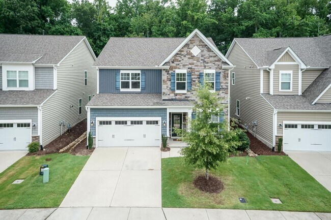 Foto del edificio - Brier Creek Living in a 4 Bedroom 3.5 Bath...