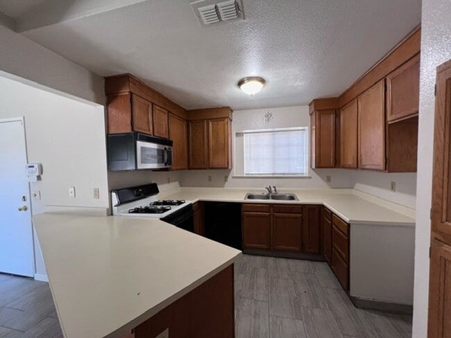 Spacious home close to shopping and transp... - Spacious home close to shopping and transp...