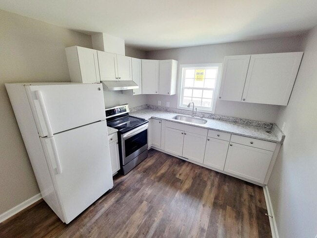 Foto del edificio - 3 Bed 1 Bath Newly Remodeled Home in Burli...