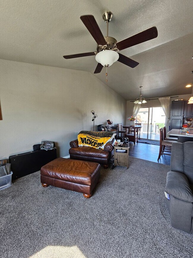 Foto del edificio - 3 BED | 3 BATH | SPLIT FOYER HOME | GARAGE