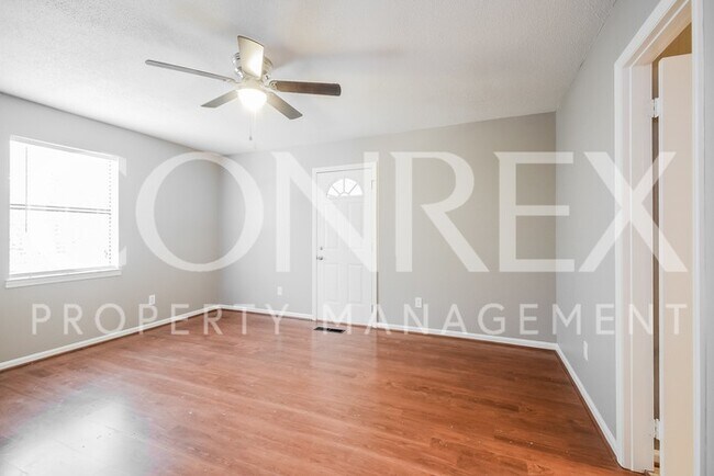 Foto del edificio - Beautiful 3 Bedroom with Backyard Patio --...