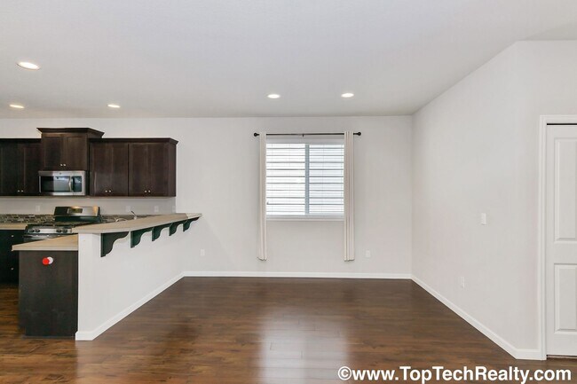 Building Photo - Lovely 4 BD 2.5 BA Home in a coveted Abbey...