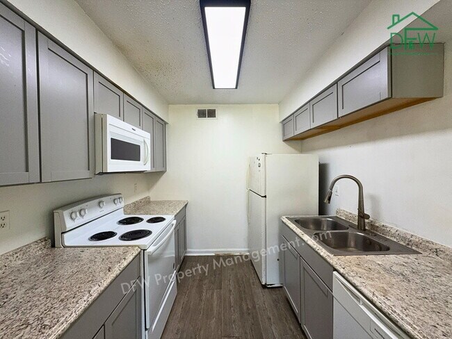 Building Photo - 3 Bed / 2 Bath Townhome - Fenced Yard, Community Pool