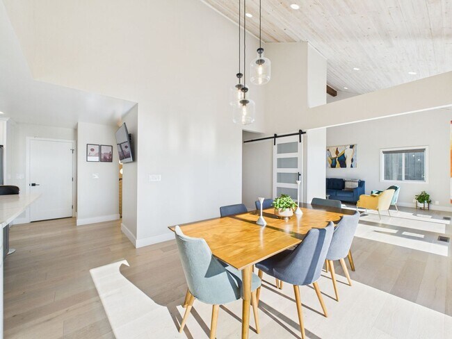 Building Photo - 3325 Brunell Dr