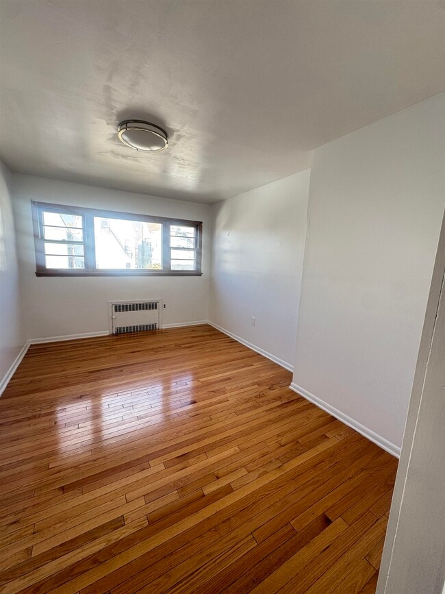 Building Photo - 323 Devon St