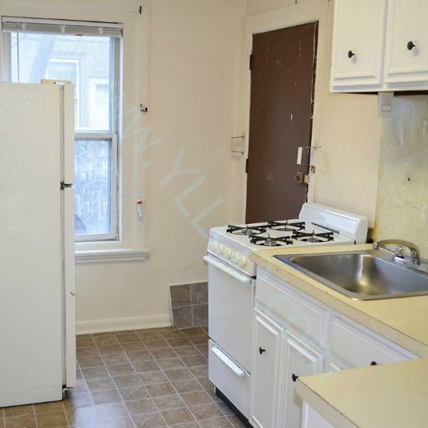 Building Photo - 142 W Airy St