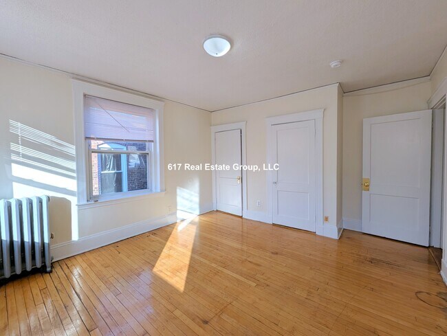 Building Photo - 8 Barrows St