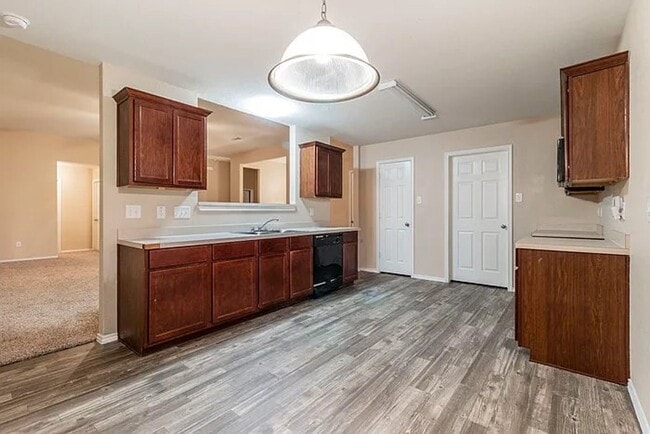 Building Photo - AVAILABLE NOW!