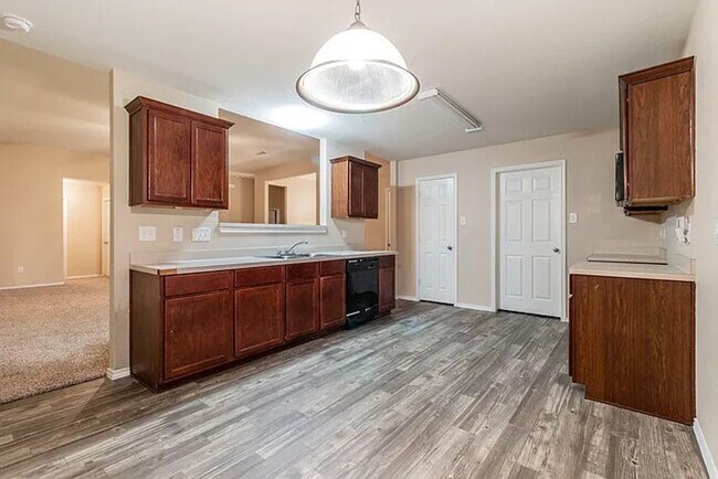 Foto del edificio - AVAILABLE NOW!