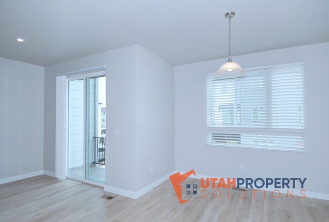 Building Photo - 994 W 380 S
