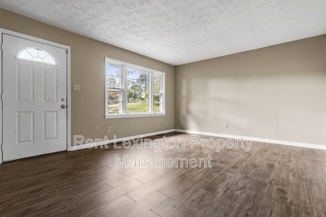 Building Photo - 2461 Mirahill Dr