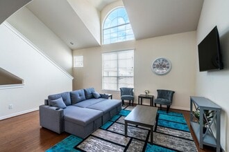 Building Photo - 3210 Clearview Cir