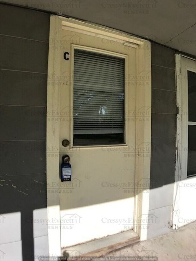 Building Photo - 1 Bedroom Apartment Off Paw Paw Lake