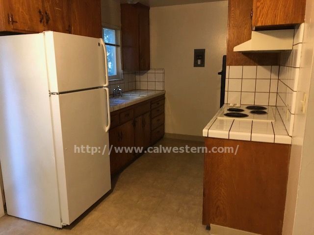 Building Photo - 1/1 downstairs with small side yard