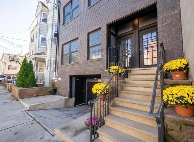 Building Photo - 131 Hopkins Ave