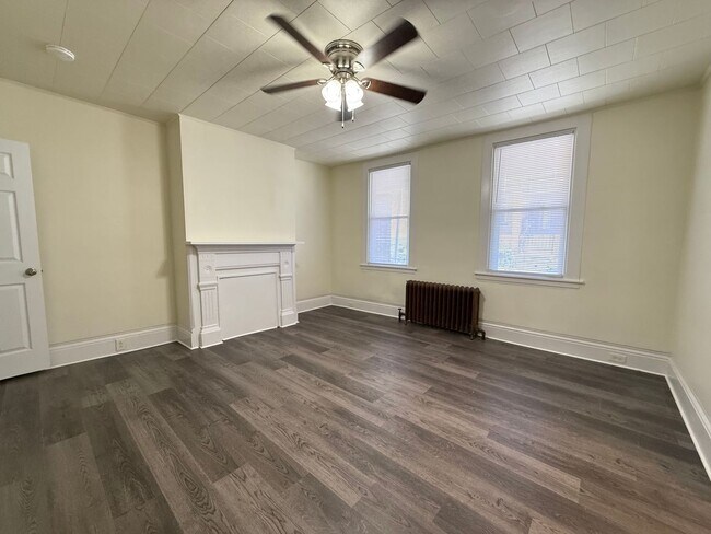 Building Photo - Updated 3 BR 2 Full Bath house w/ Yard!