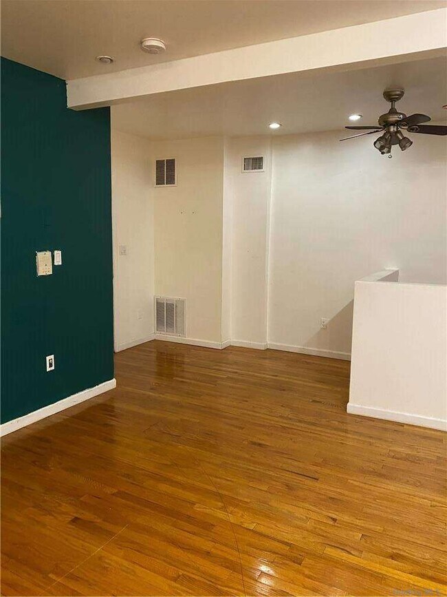 Foto del edificio - 91-09 Eldert Lane