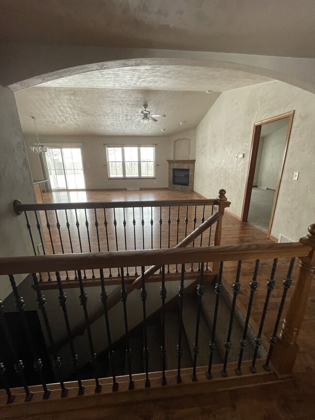 Foyer - 902 Saunders Rd