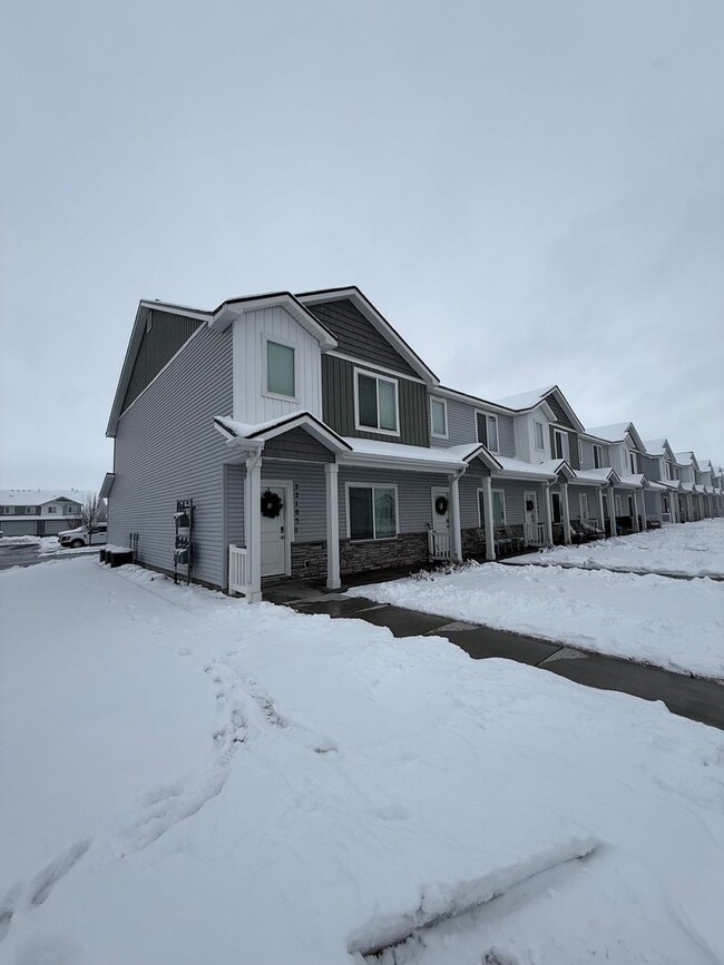 Building Photo - 3 Bed 2.5 Bath Townhome with Great Amenities