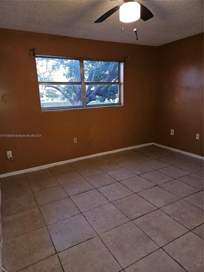 Foto del edificio - 8500 Sunrise Lakes Blvd