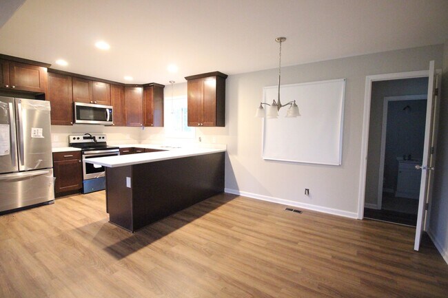 Foto del edificio - 3 Bedroom Ranch with Fenced-In Backyard in...
