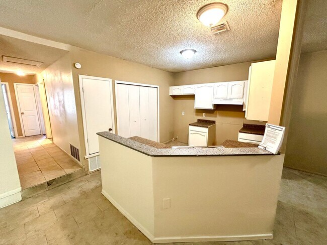 Foto del edificio - **APPLICATION RECEIVED** AVAILABLE NOW! 3 ...