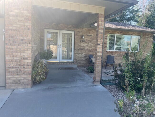 Foto del edificio - 595 McMullin Dr