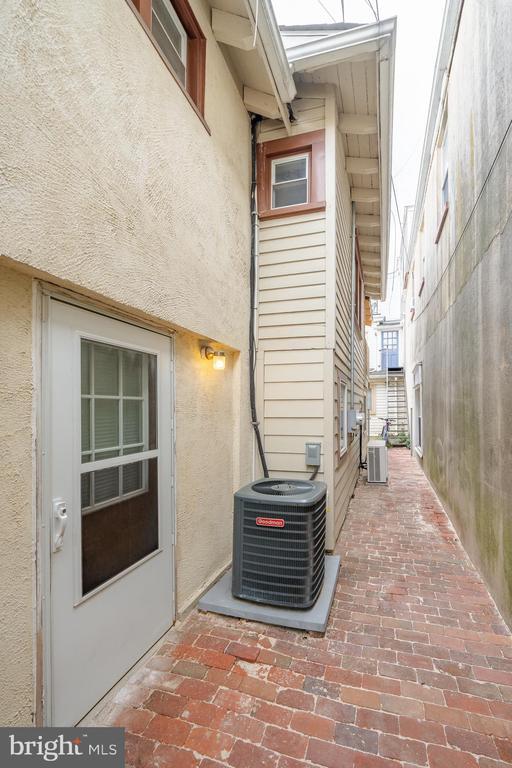 Building Photo - 123 E Gay St