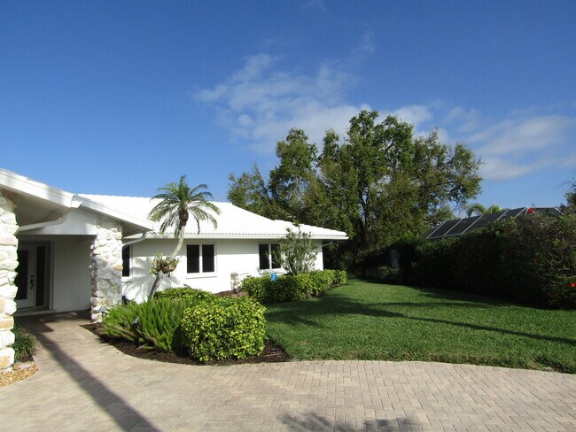 Foto del edificio - 468 Bellini Cir