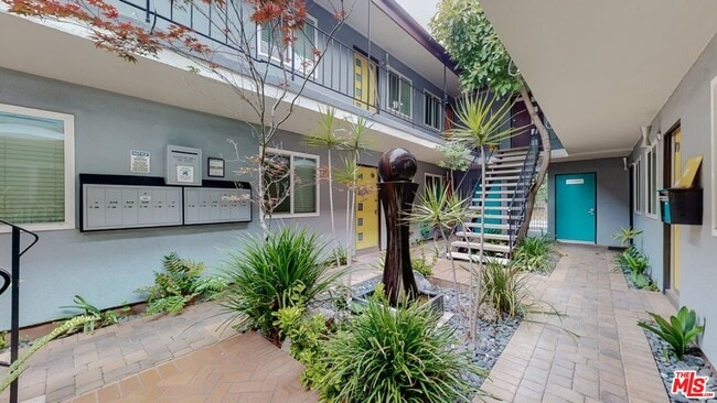 Building Photo - 10333 Santa Monica Blvd