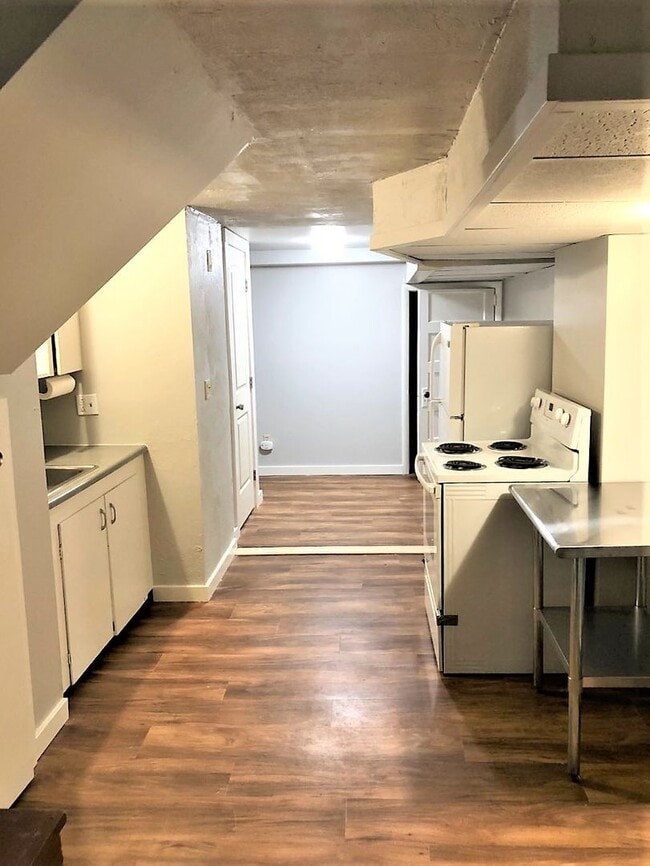 Foto del edificio - Affordable Newly Renovated Basement Apartment In Beautiful University Building!