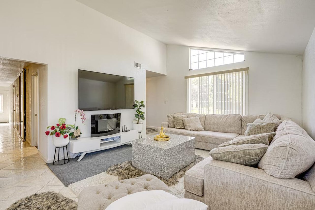 Primary Photo - 172 Goldenrod Dr