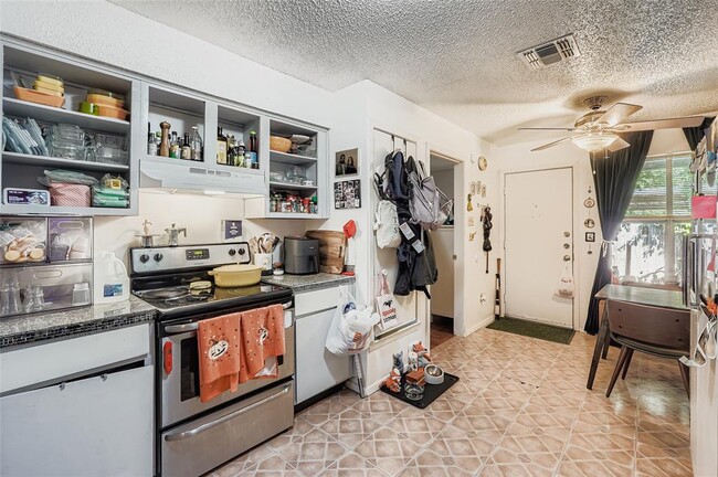 Foto del edificio - 7214 Salt Springs Dr