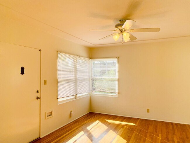 Foto del edificio - BEAUTIFUL 2BD/1BA CONDO IN CROWN POINT! W/ GARAGE & LAUNDRY! $3,595/mo