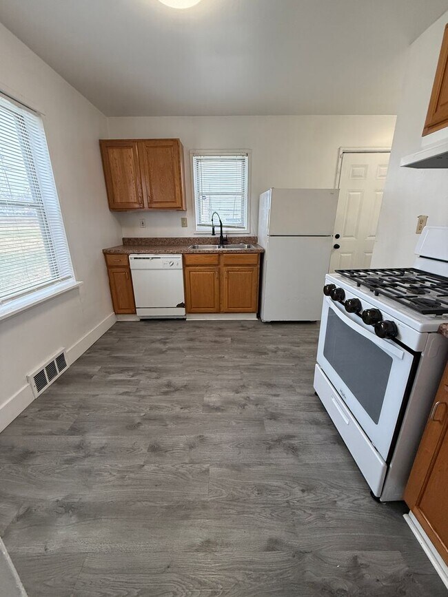 Building Photo - 9523-9525 Charlotte St