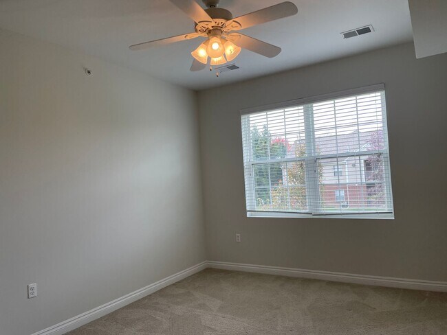 Foto del edificio - Shelby Township, 1st Floor  2-Bedroom, 2- Baths, Private Patio with att. Garage