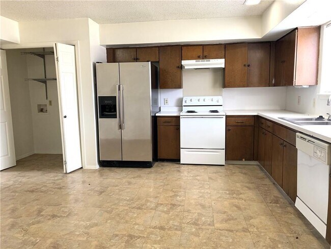 Building Photo - 7205 Creekside Dr