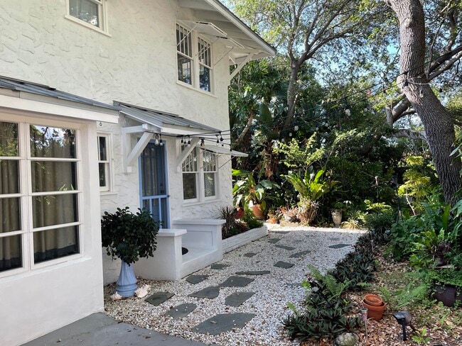 Building Photo - 706 N Palmway