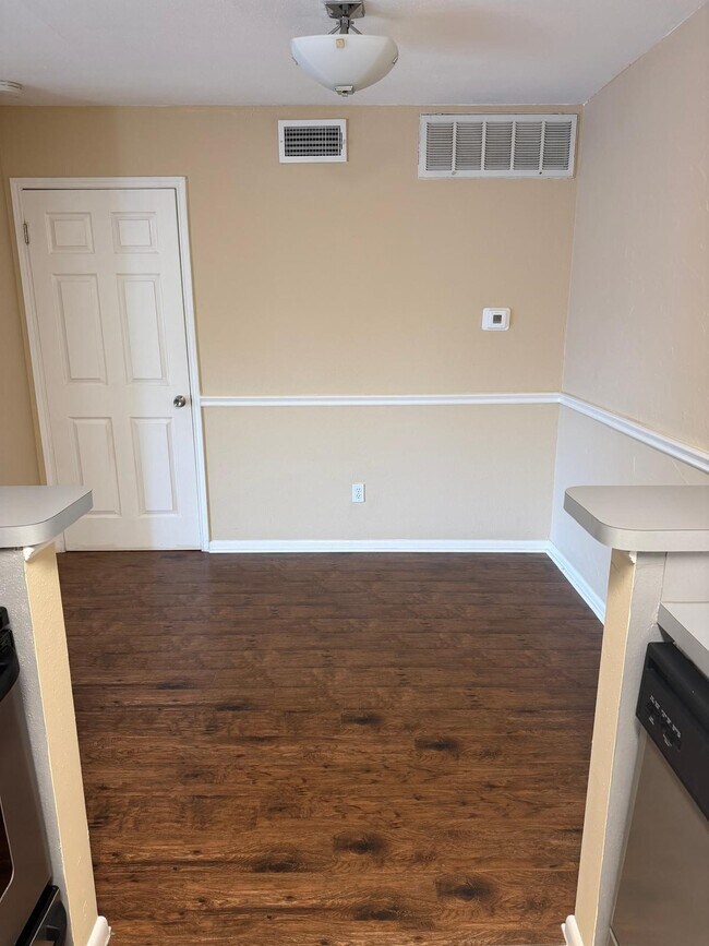 Foto del edificio - 2250 Bering Dr