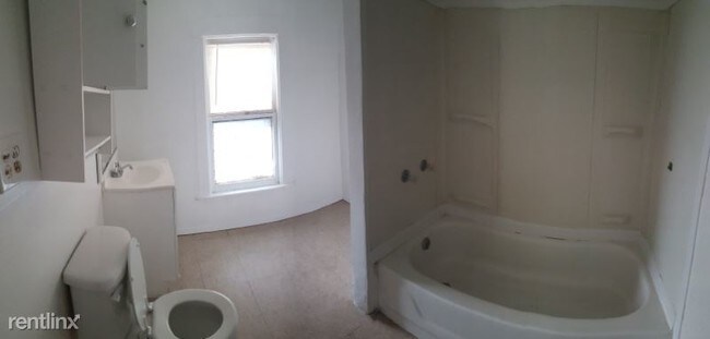 Building Photo - 3 br, 1.5 bath House - 355 James st.
