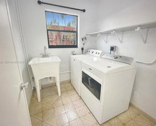 Foto del edificio - 3813 NE 16th Ter